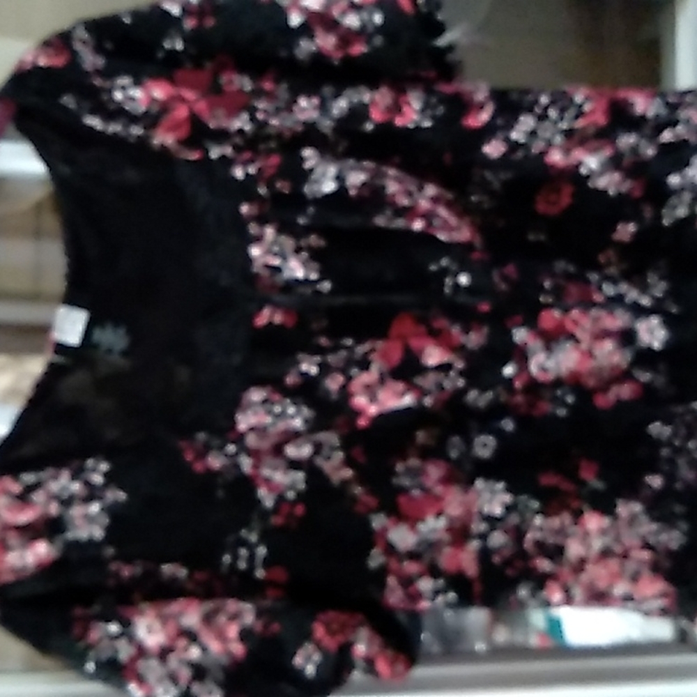 🌺Black and Pink Floral Lace Top. 14W-16W - Picture 7 of 11